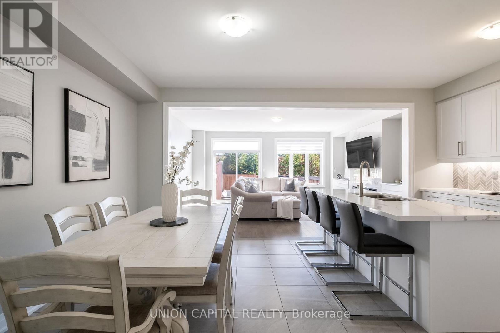 307 Silk Twist Drive, East Gwillimbury, Ontario  L9N 0V4 - Photo 6 - N12439658