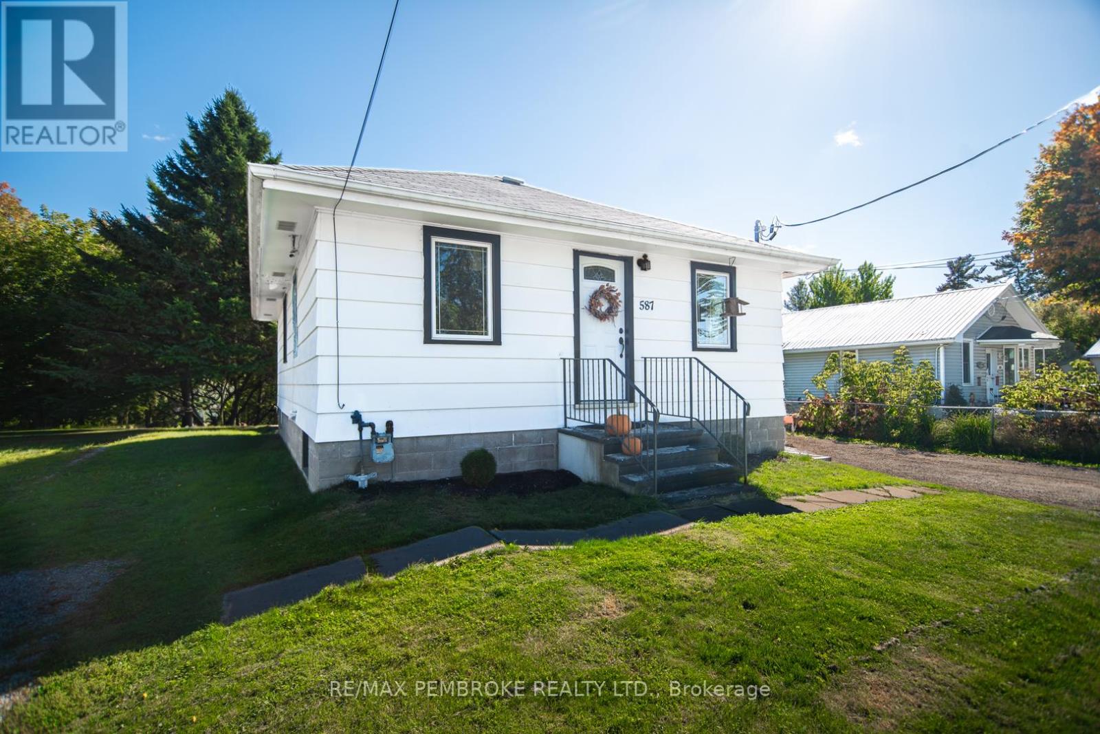 587 Moffat Street, Pembroke, Ontario  K8A 3Y2 - Photo 1 - X12439743