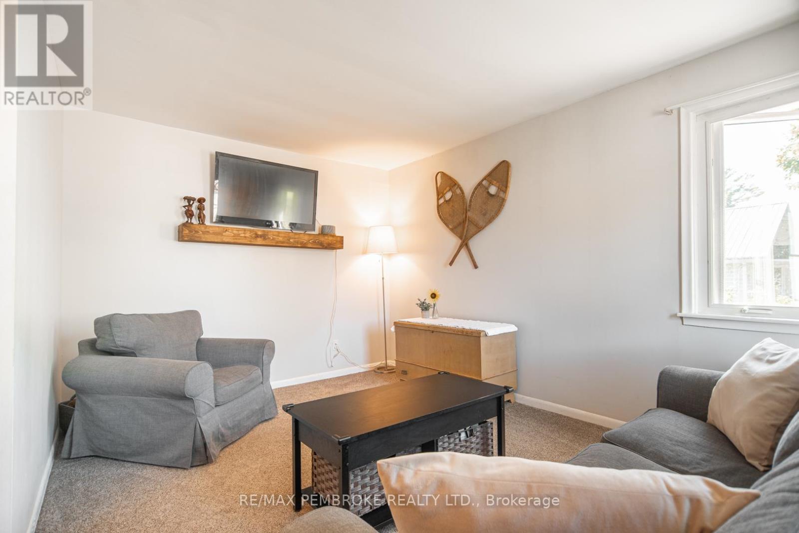 587 Moffat Street, Pembroke, Ontario  K8A 3Y2 - Photo 2 - X12439743