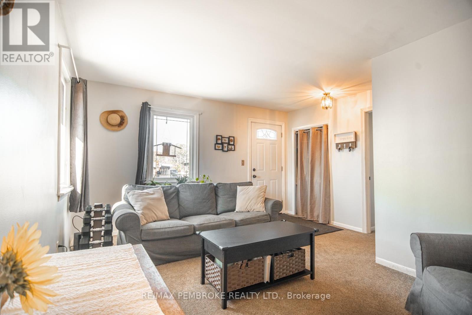 587 Moffat Street, Pembroke, Ontario  K8A 3Y2 - Photo 3 - X12439743