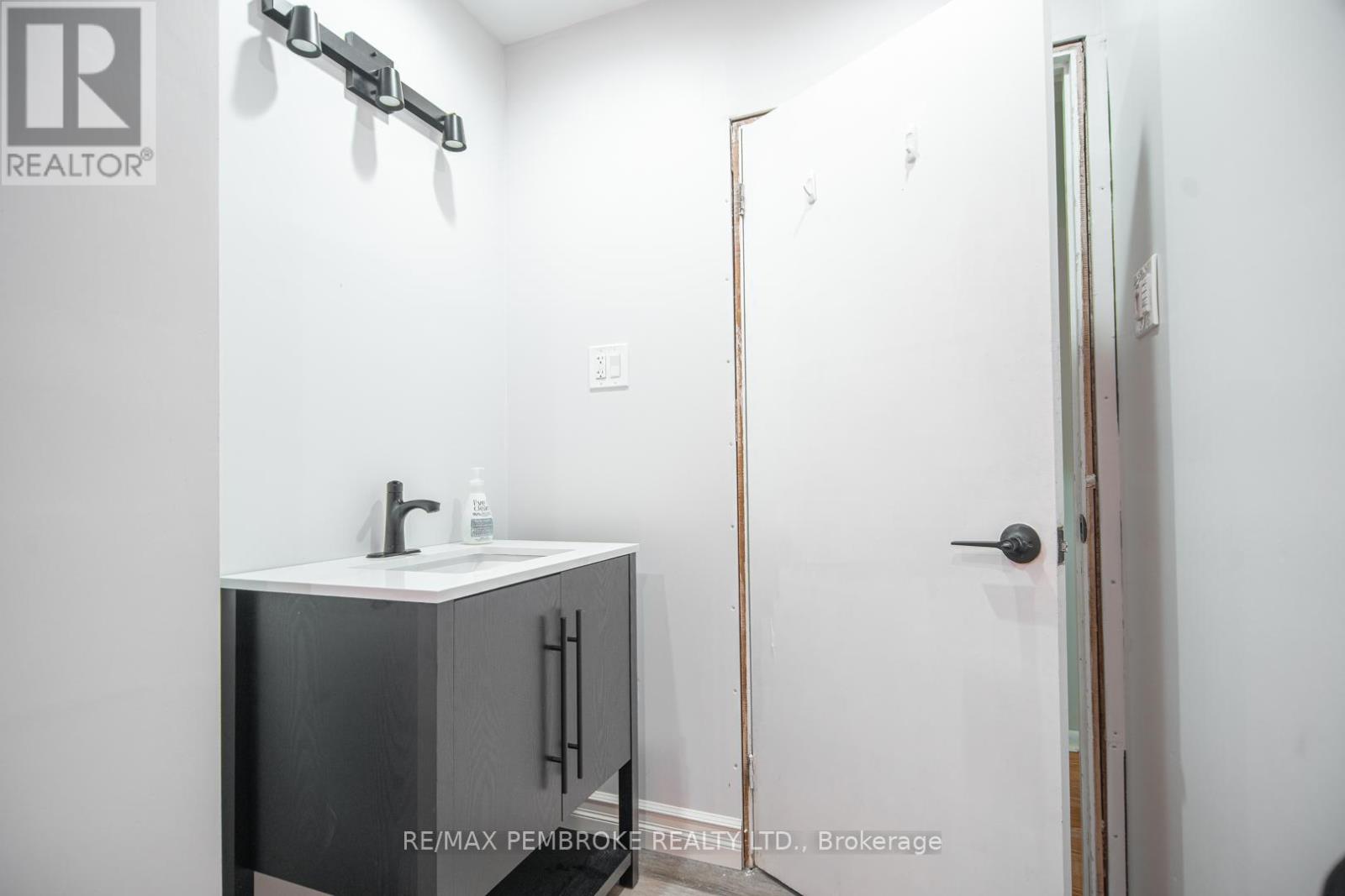 587 Moffat Street, Pembroke, Ontario  K8A 3Y2 - Photo 7 - X12439743