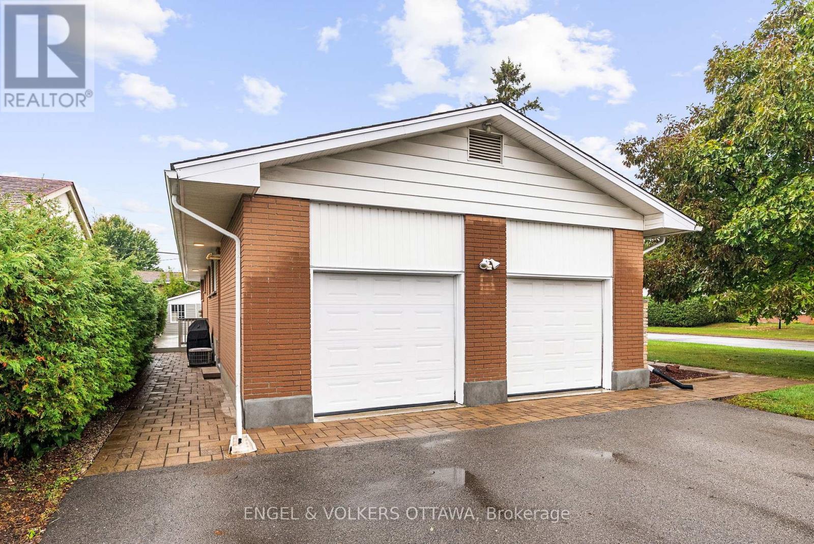 20 Gary Avenue, Ottawa, Ontario  K2G 3L3 - Photo 2 - X12437124