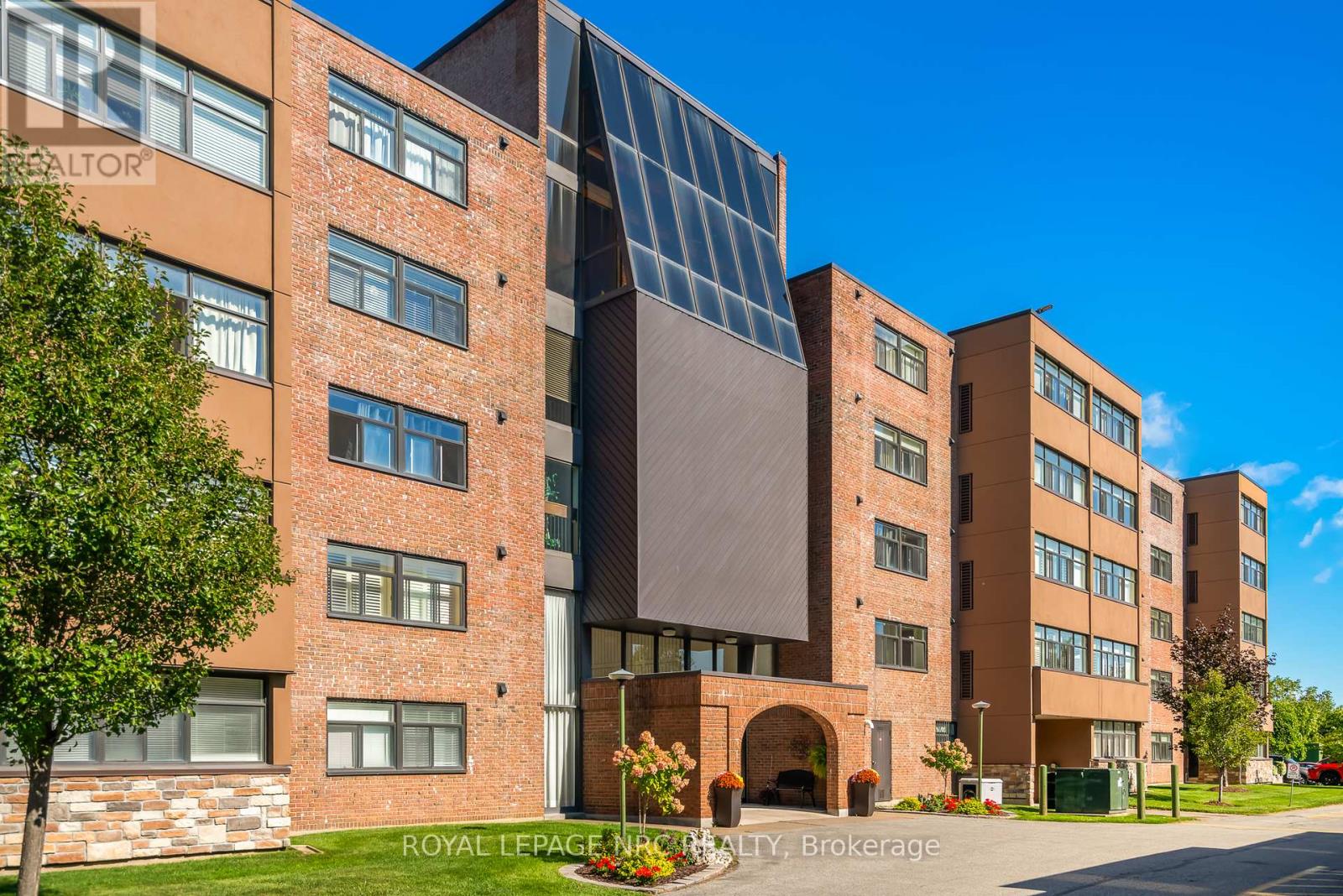 201 - 276 Oakdale Avenue, St. Catharines, Ontario  L2P 3S5 - Photo 1 - X12437853