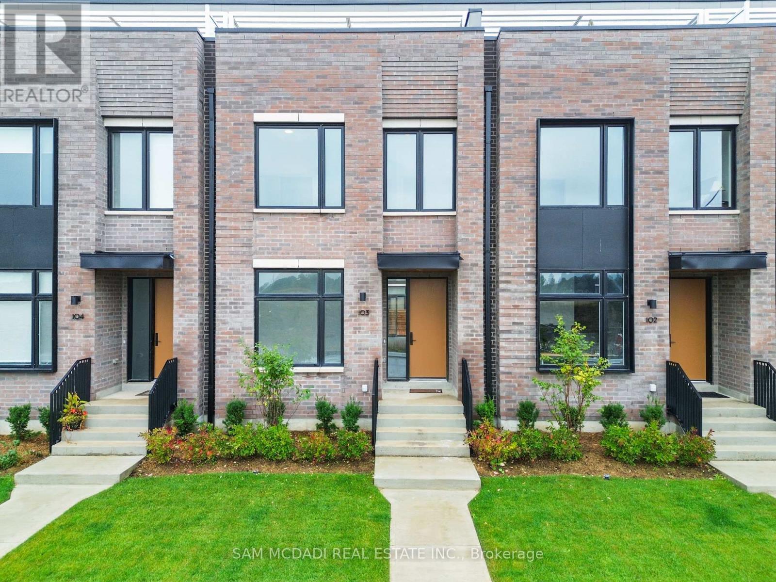<div class="slider-price">$5,500 Monthly</div><p>103 - 100 Coveside Drive, Mississauga, Ontario</p>