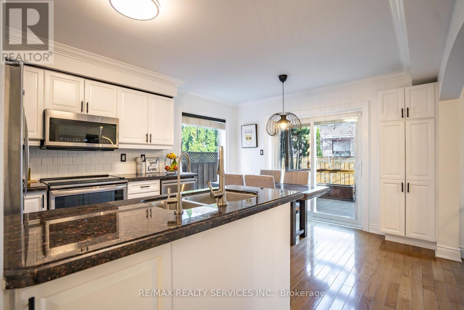 3748 Pearlstone Drive, Mississauga, Ontario  L5M 7H1 - Photo 12 - W12439475
