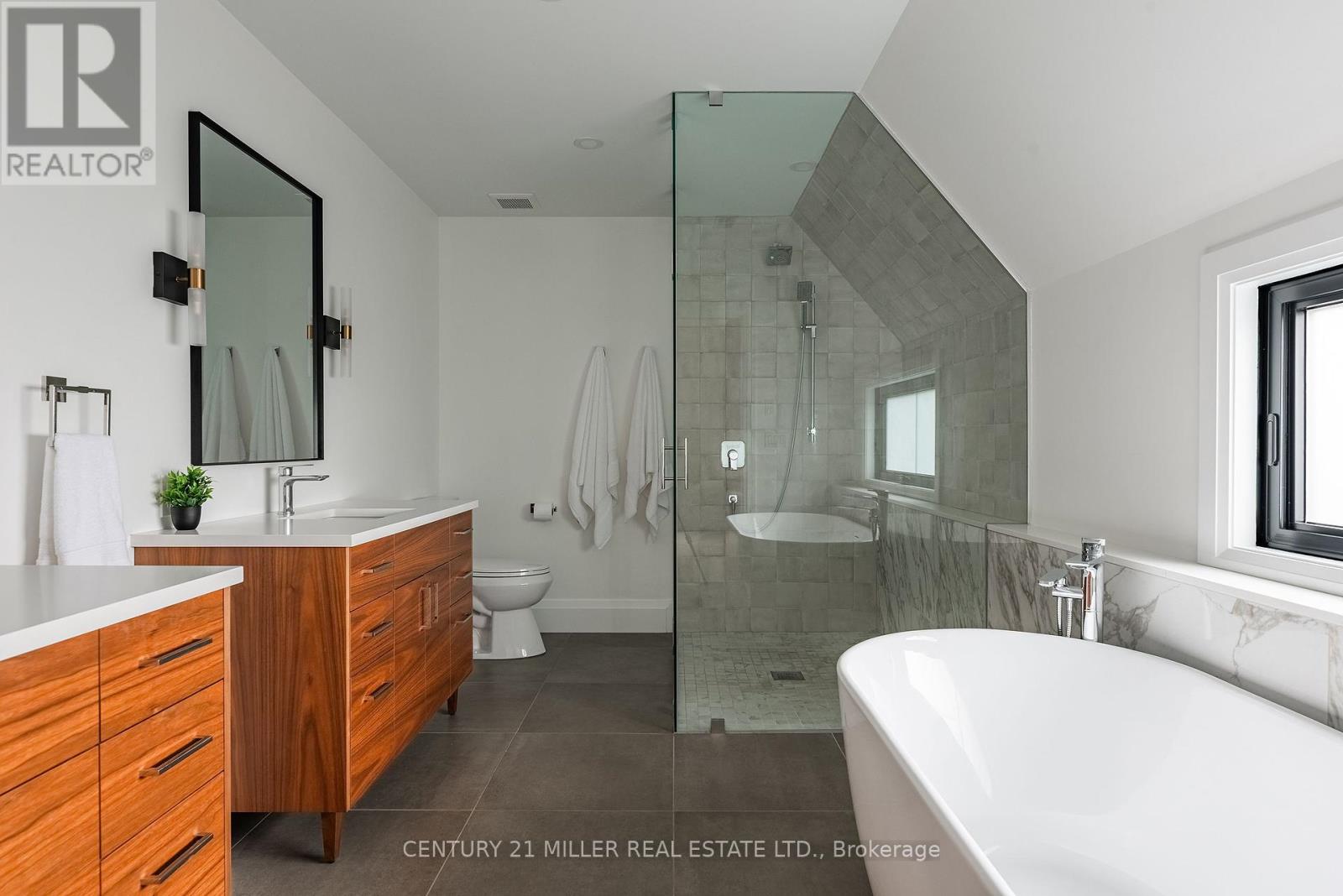 935 Harvey Place, Burlington, Ontario  L7T 3E9 - Photo 35 - W12439484