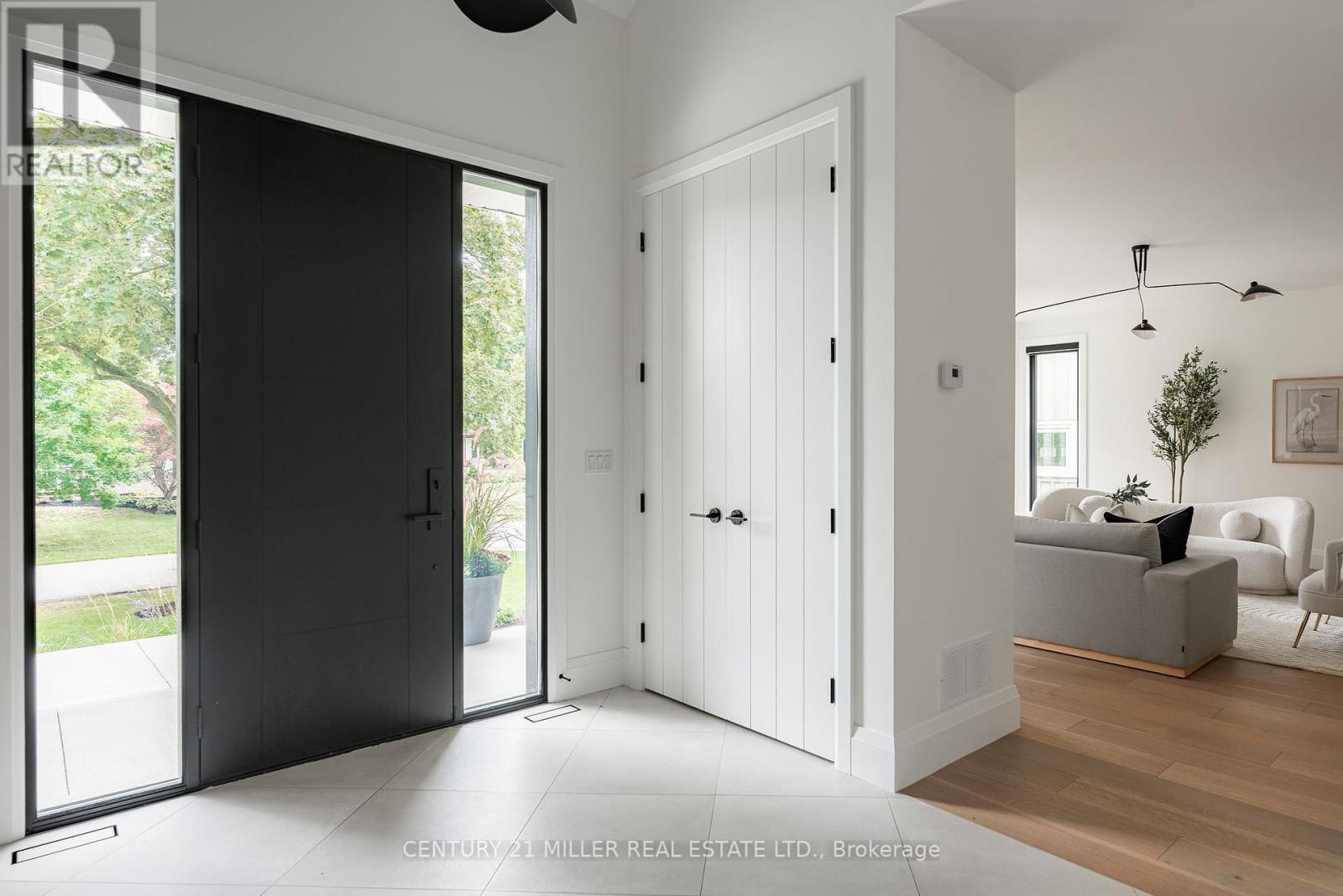 935 Harvey Place, Burlington, Ontario  L7T 3E9 - Photo 4 - W12439484