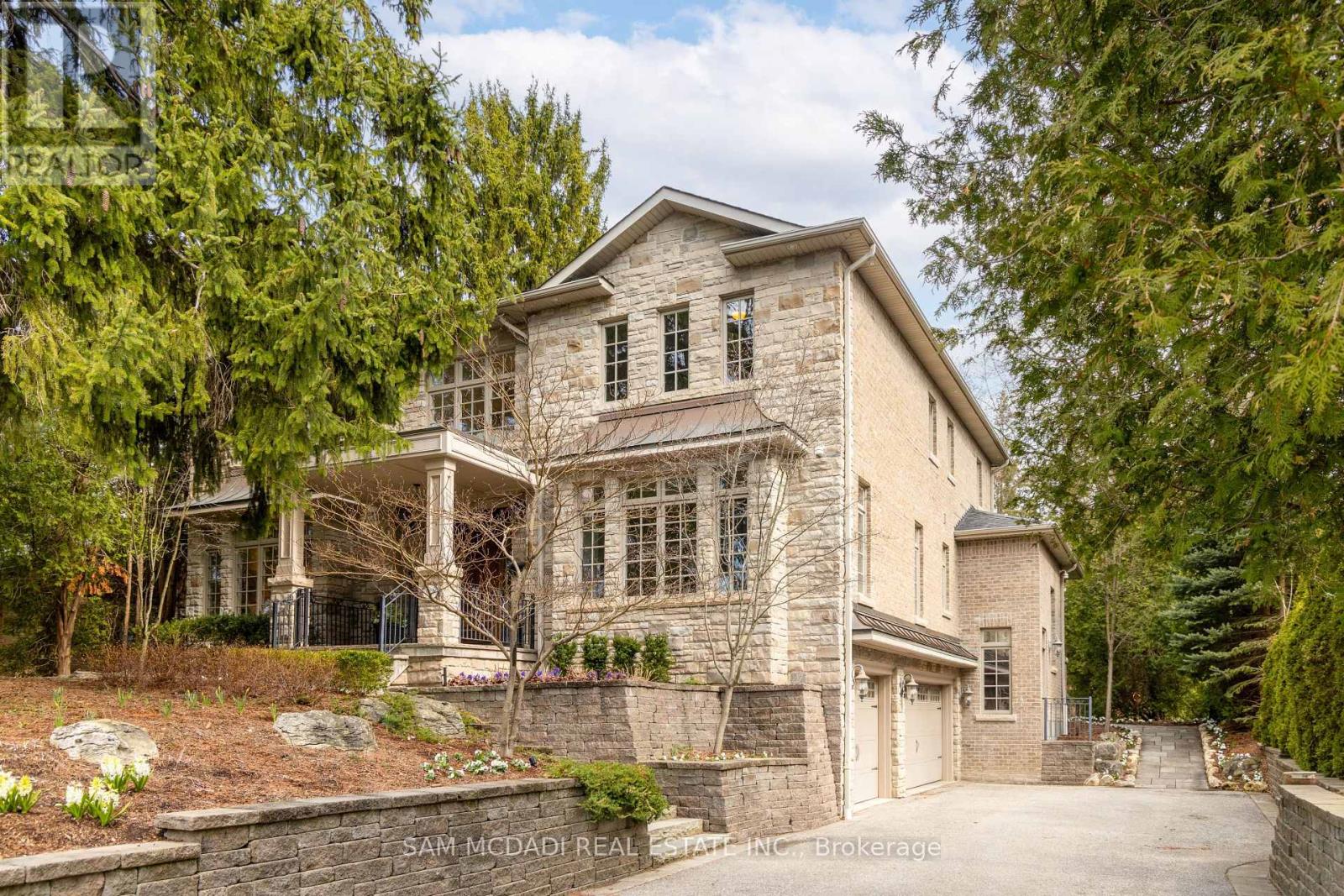1173 Woodeden Drive, Mississauga, Ontario  L5H 2T7 - Photo 3 - W12439547