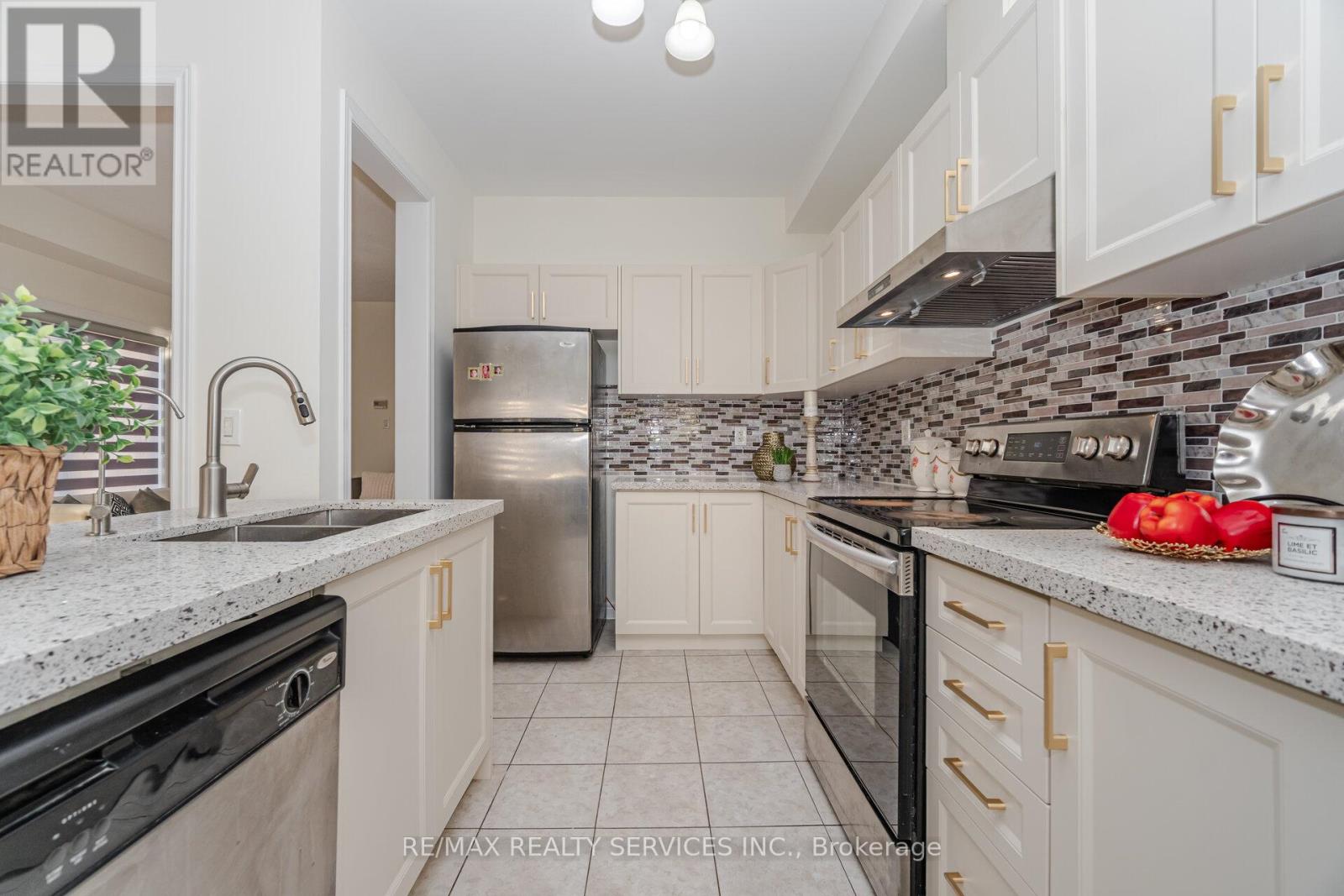 38 Delport Close, Brampton, Ontario  L6P 3T3 - Photo 13 - W12439550