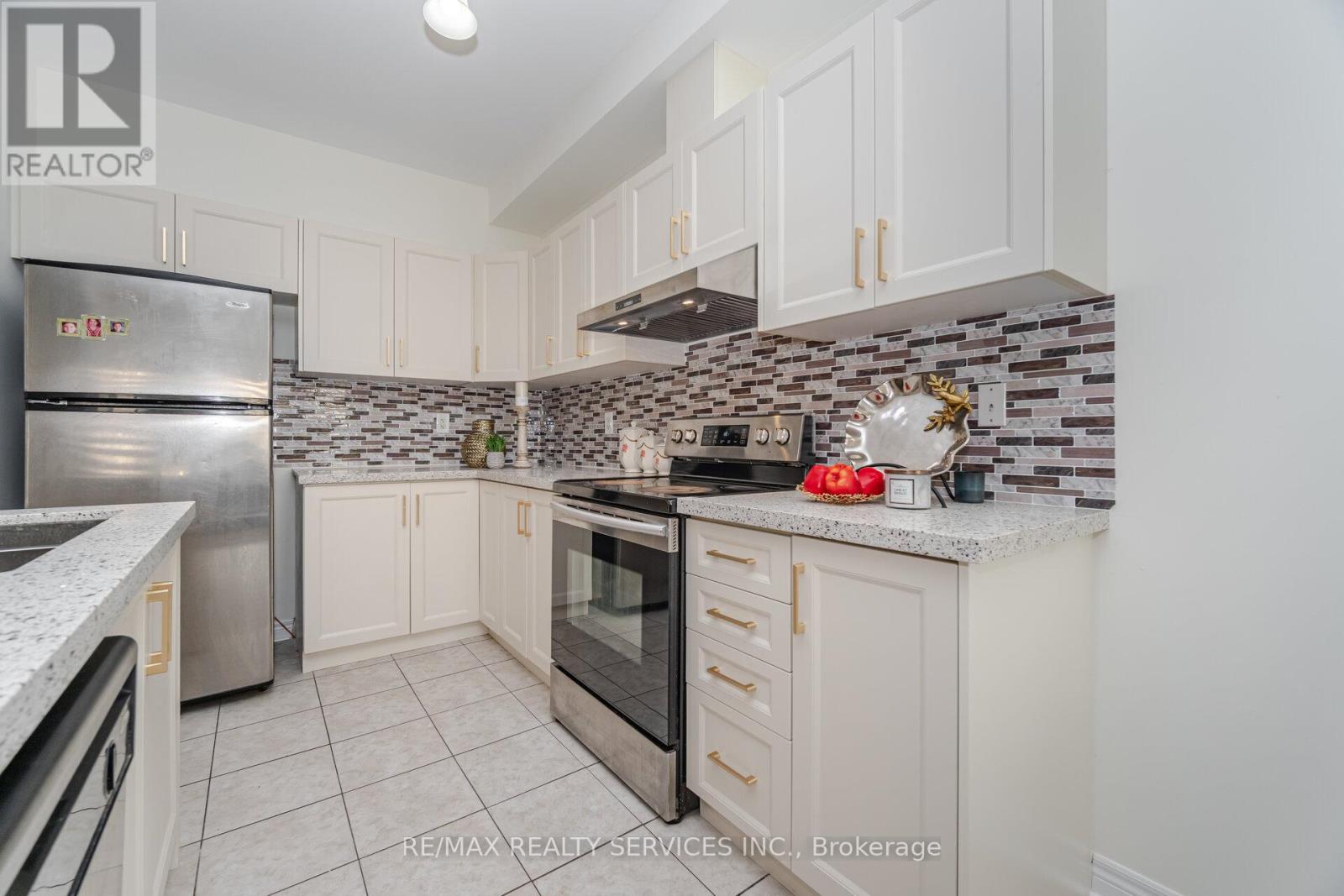 38 Delport Close, Brampton, Ontario  L6P 3T3 - Photo 14 - W12439550