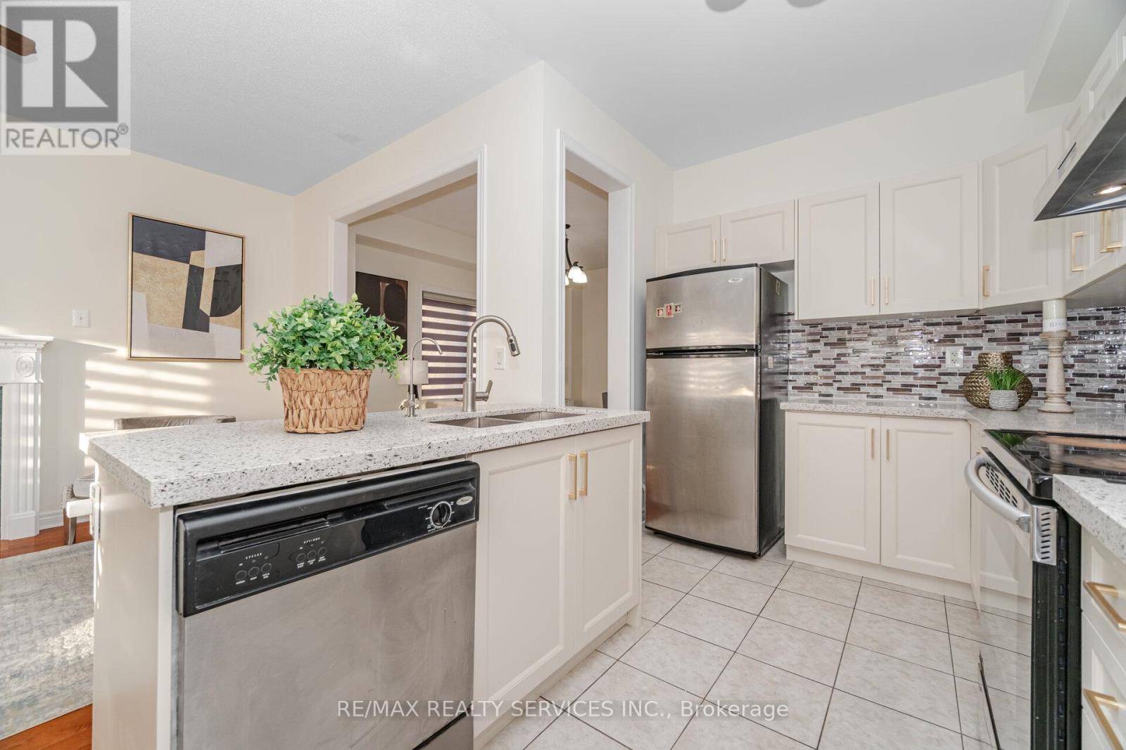 38 Delport Close, Brampton, Ontario  L6P 3T3 - Photo 15 - W12439550