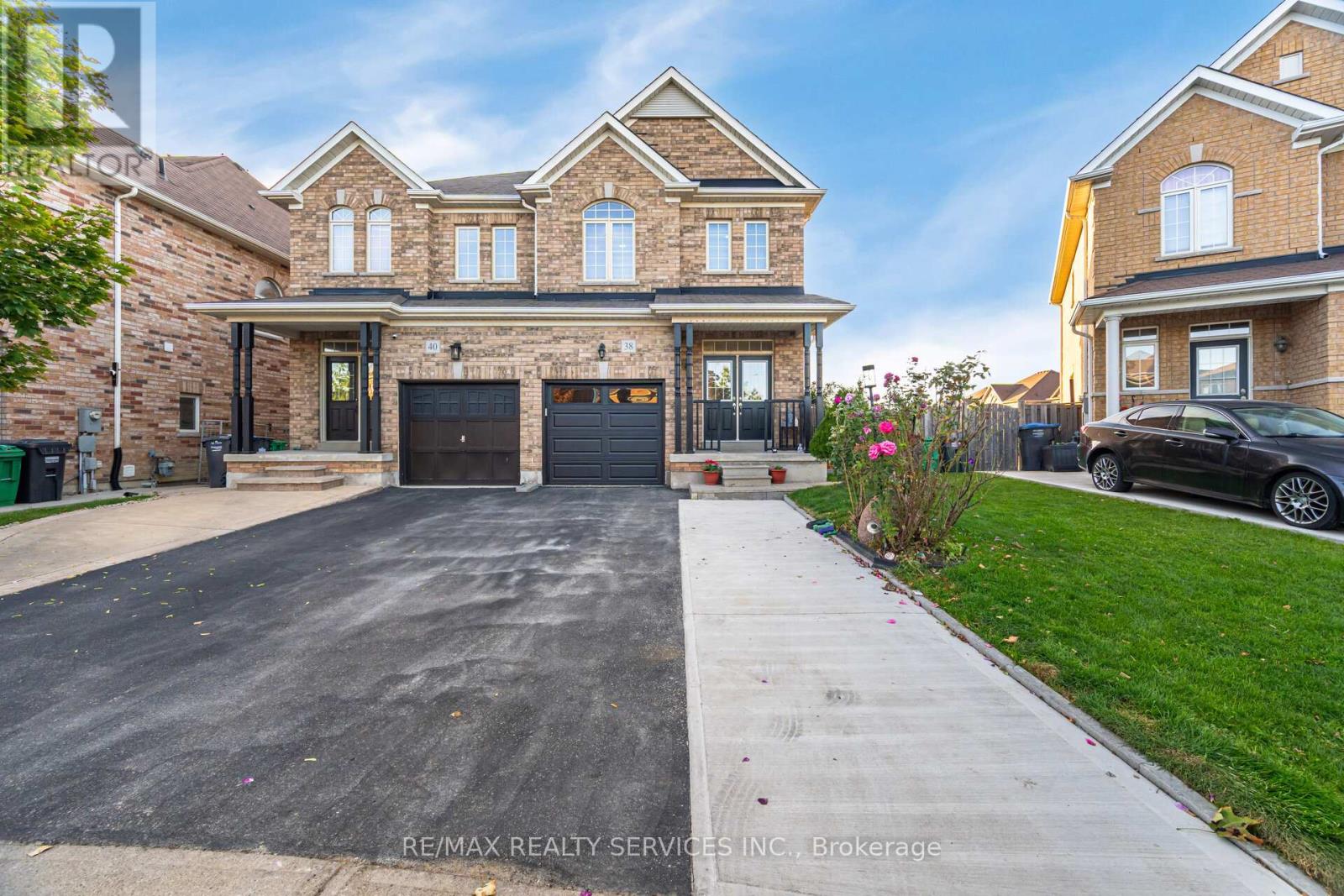 38 Delport Close, Brampton, Ontario  L6P 3T3 - Photo 2 - W12439550