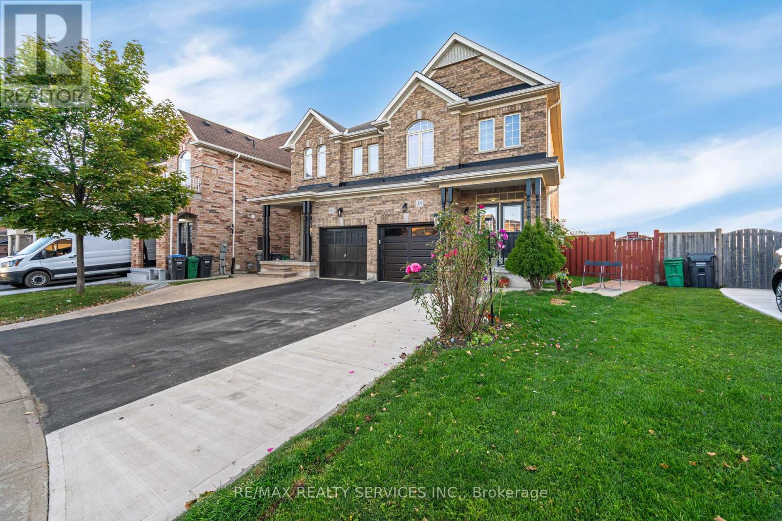 38 Delport Close, Brampton, Ontario  L6P 3T3 - Photo 3 - W12439550
