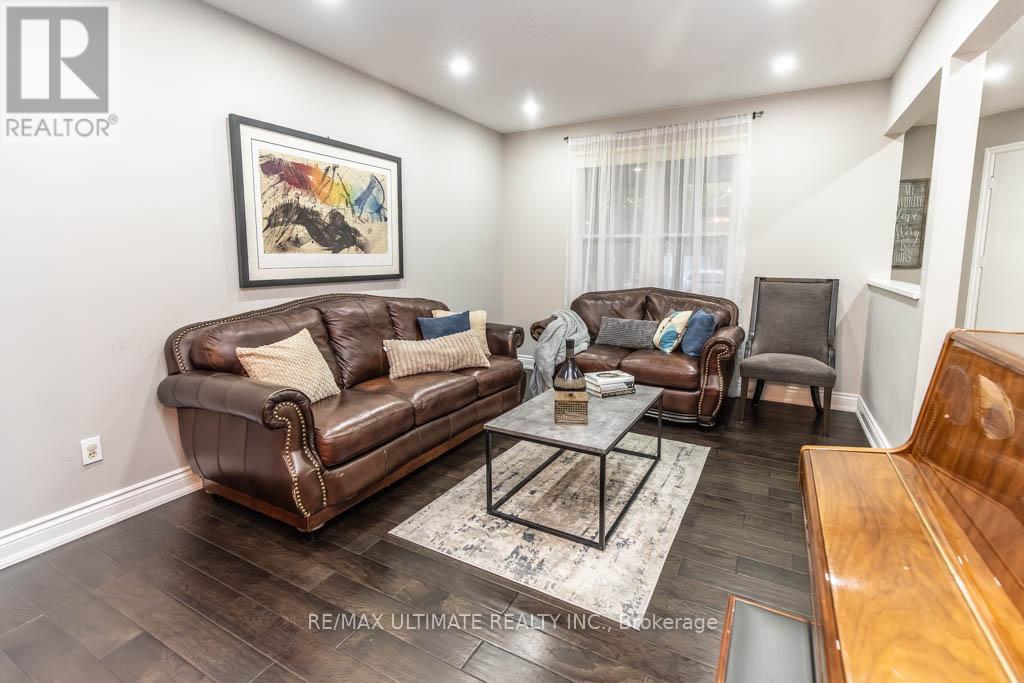 6869 Hickling Crescent, Mississauga, Ontario  L5N 4Y1 - Photo 4 - W12439566