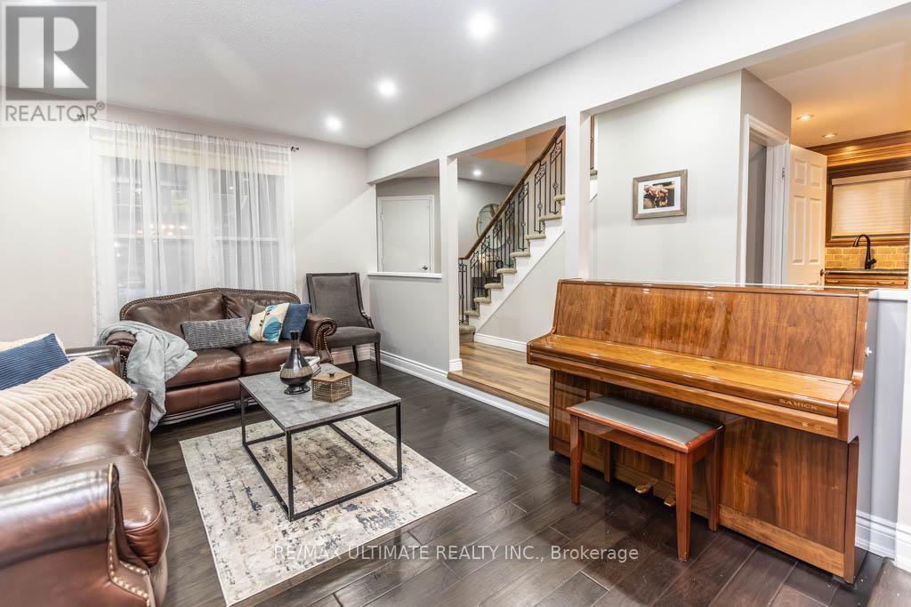 6869 Hickling Crescent, Mississauga, Ontario  L5N 4Y1 - Photo 5 - W12439566