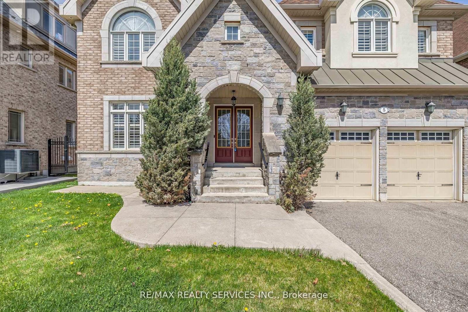 5 Perth Street, Brampton, Ontario  L6Z 4P3 - Photo 3 - W12439622