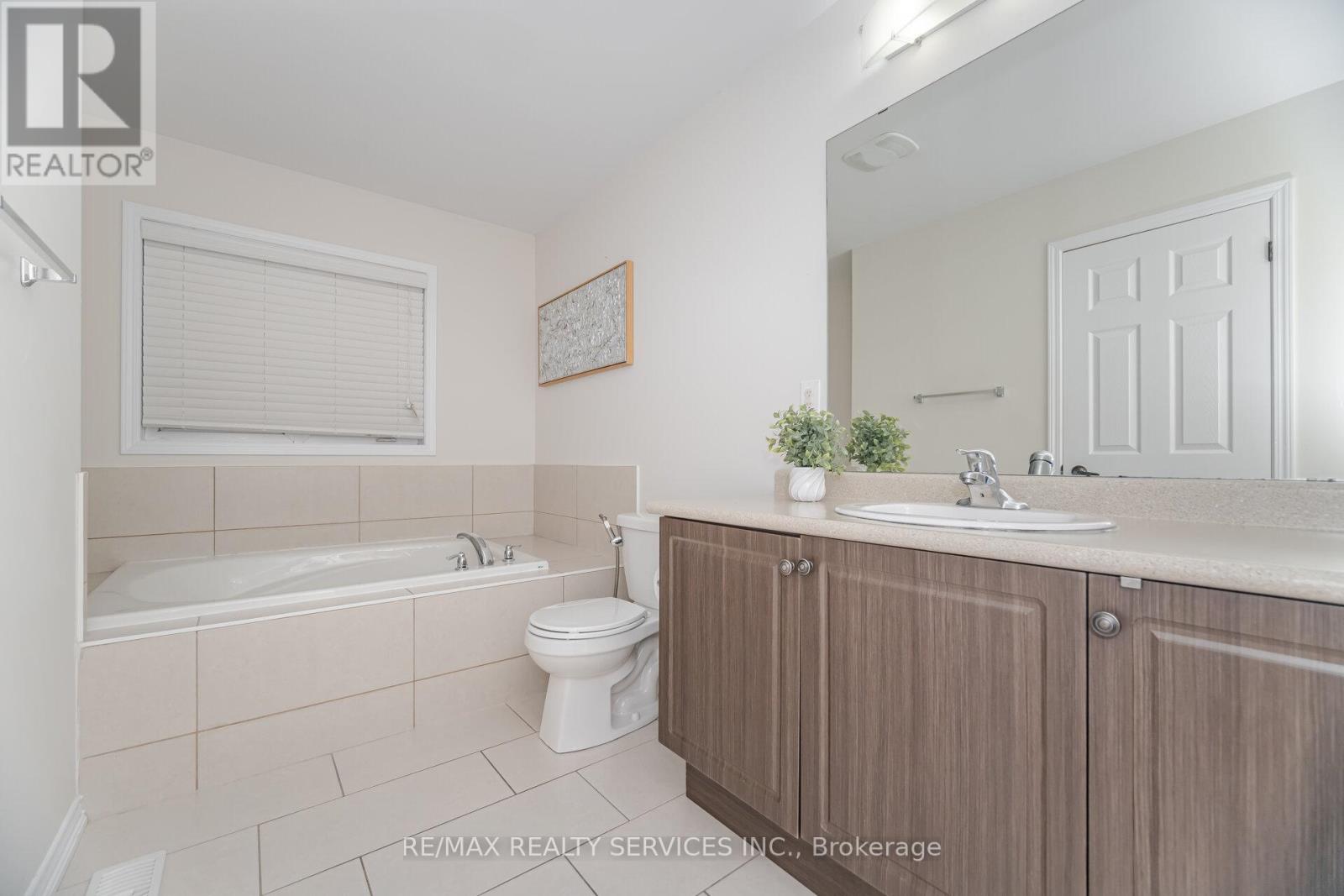 8 Desire Cove, Brampton, Ontario  L7A 4K4 - Photo 27 - W12439675