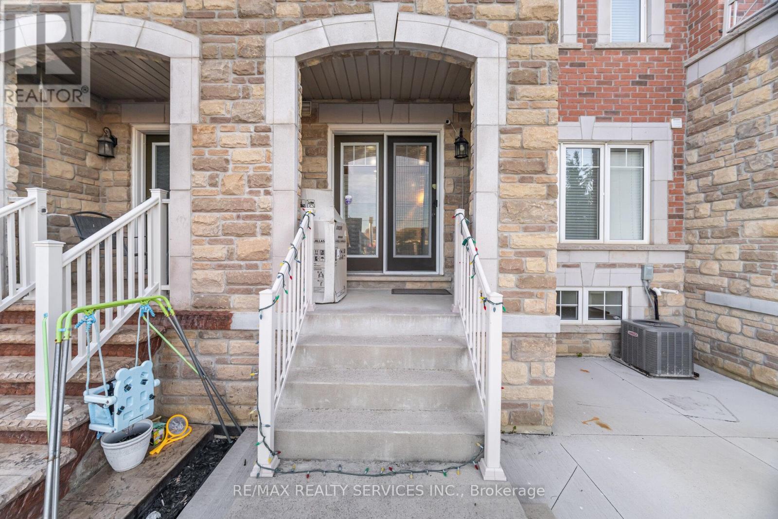 8 Desire Cove, Brampton, Ontario  L7A 4K4 - Photo 40 - W12439675