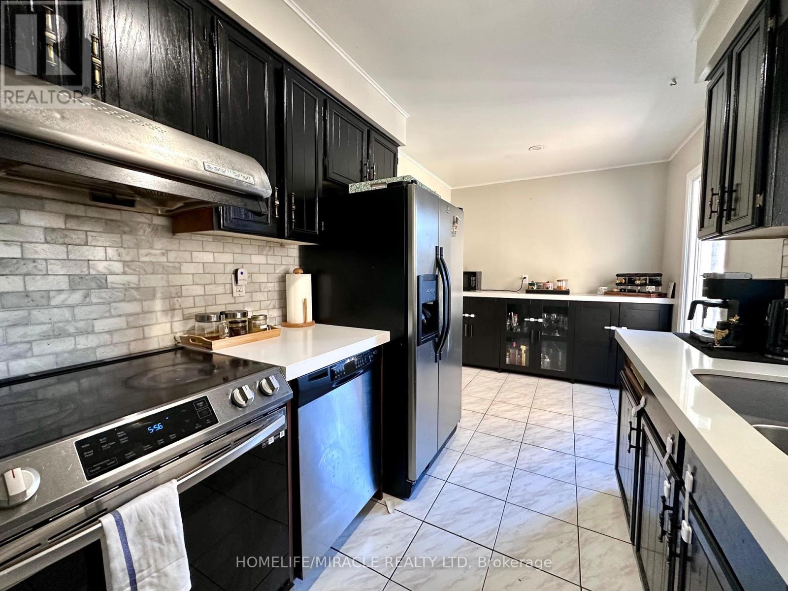 10 Provence Trail, Toronto, Ontario  M9V 5B7 - Photo 5 - W12429101