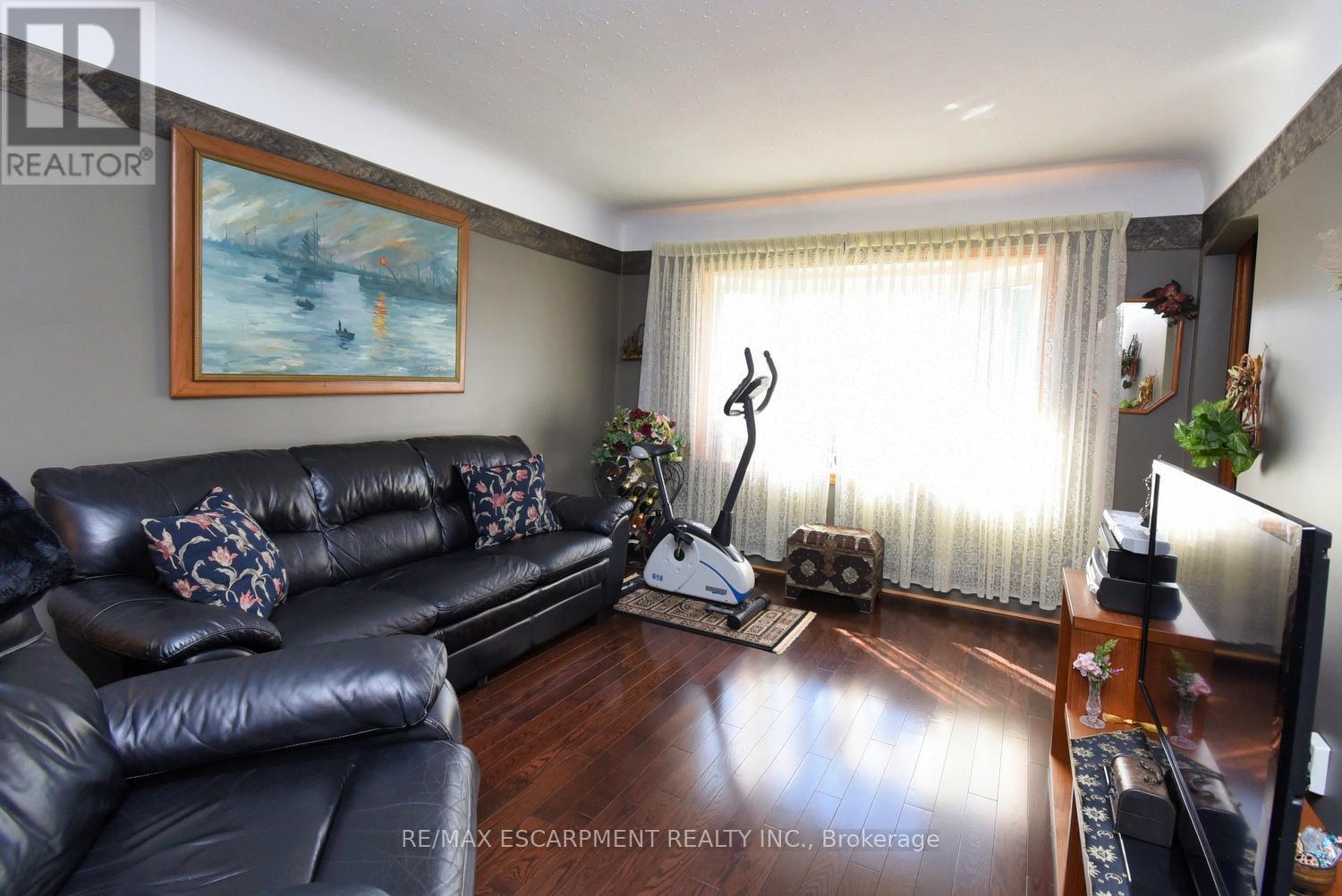 251 East 31st Street, Hamilton, Ontario  L8V 3P6 - Photo 5 - X12382722
