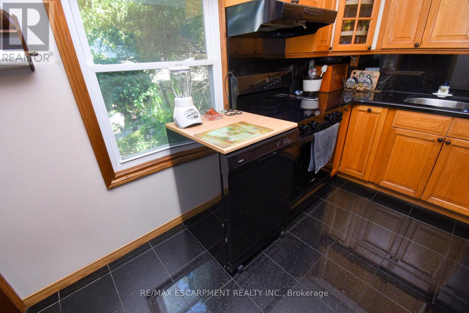 251 East 31st Street, Hamilton, Ontario  L8V 3P6 - Photo 11 - X12382722