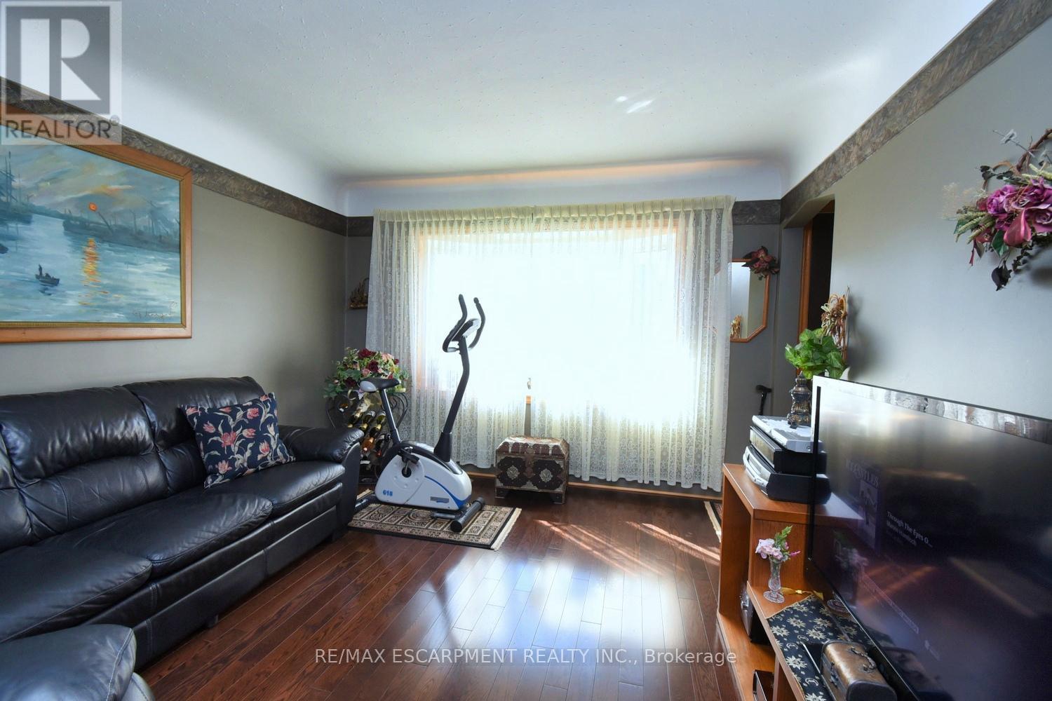 251 East 31st Street, Hamilton, Ontario  L8V 3P6 - Photo 3 - X12382722