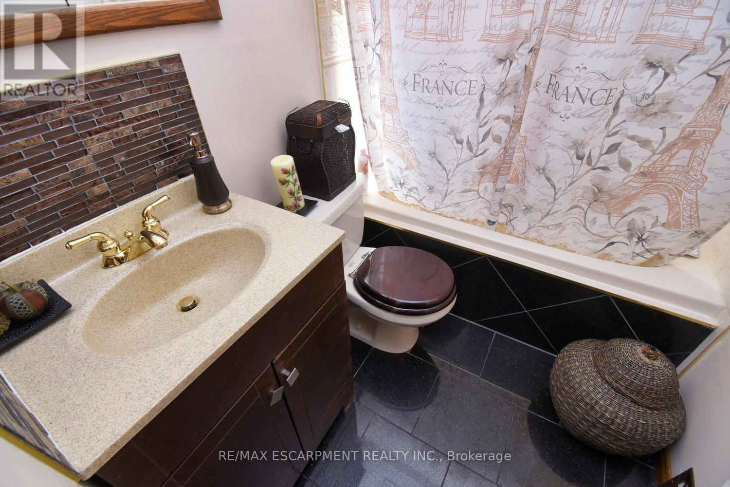 251 East 31st Street, Hamilton, Ontario  L8V 3P6 - Photo 14 - X12382722