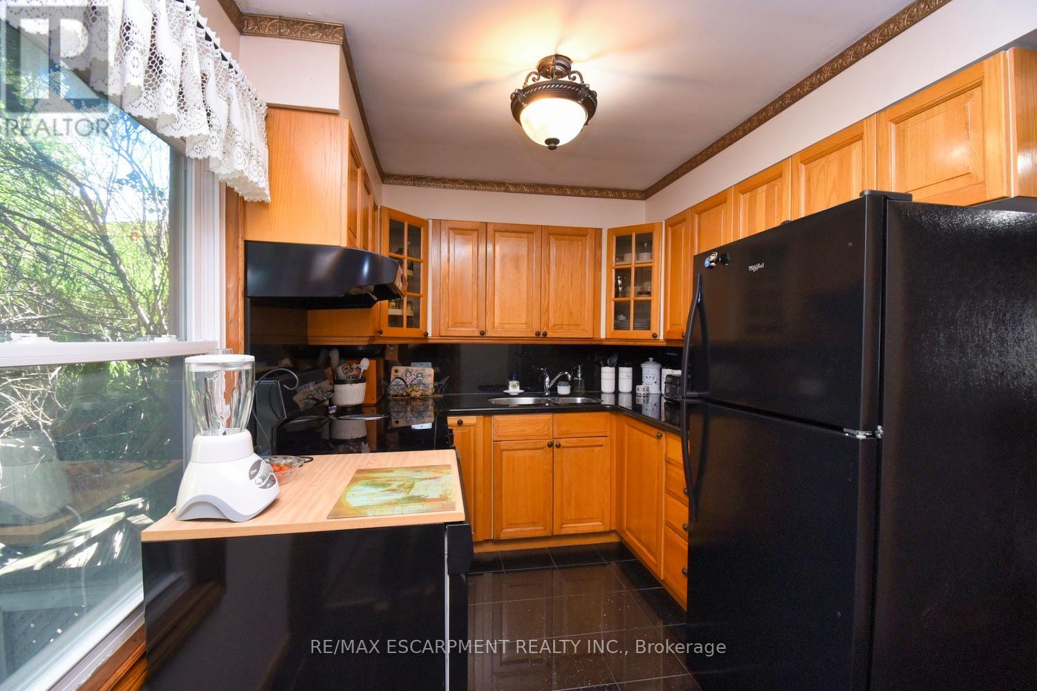 251 East 31st Street, Hamilton, Ontario  L8V 3P6 - Photo 10 - X12382722