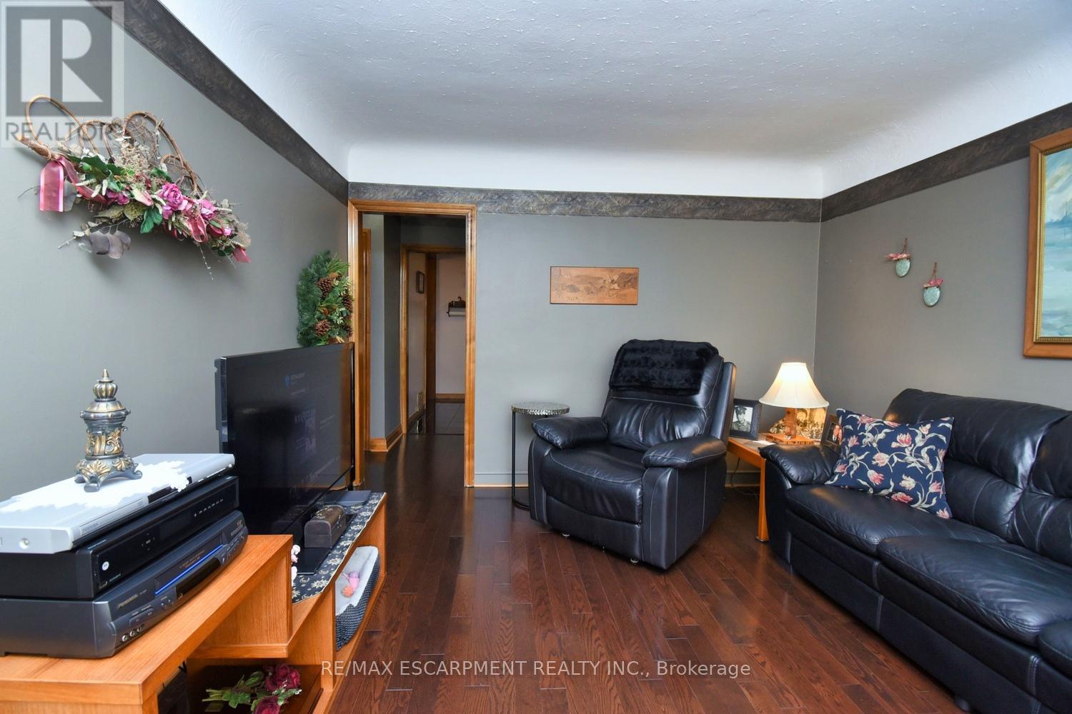 251 East 31st Street, Hamilton, Ontario  L8V 3P6 - Photo 4 - X12382722