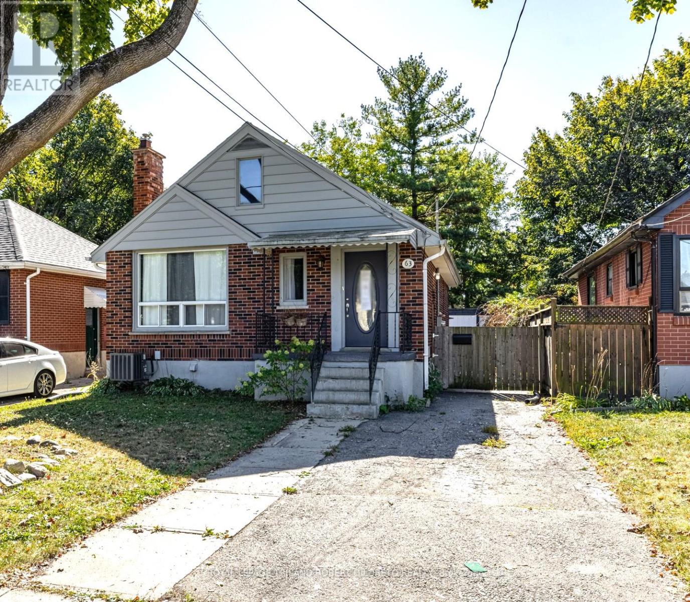 <div class="slider-price">$449,900</div><p>63 Bond Street, London South, Ontario</p>