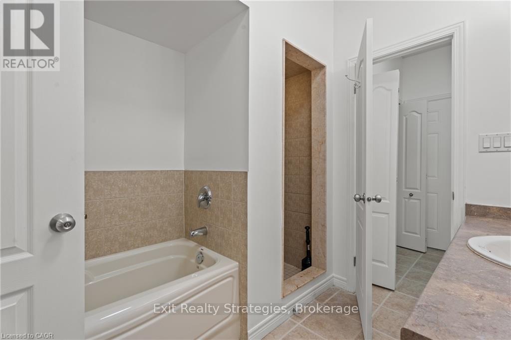 39 - 68 Hallmark Trail E, Hamilton, Ontario  L9B 0A4 - Photo 18 - X12439822