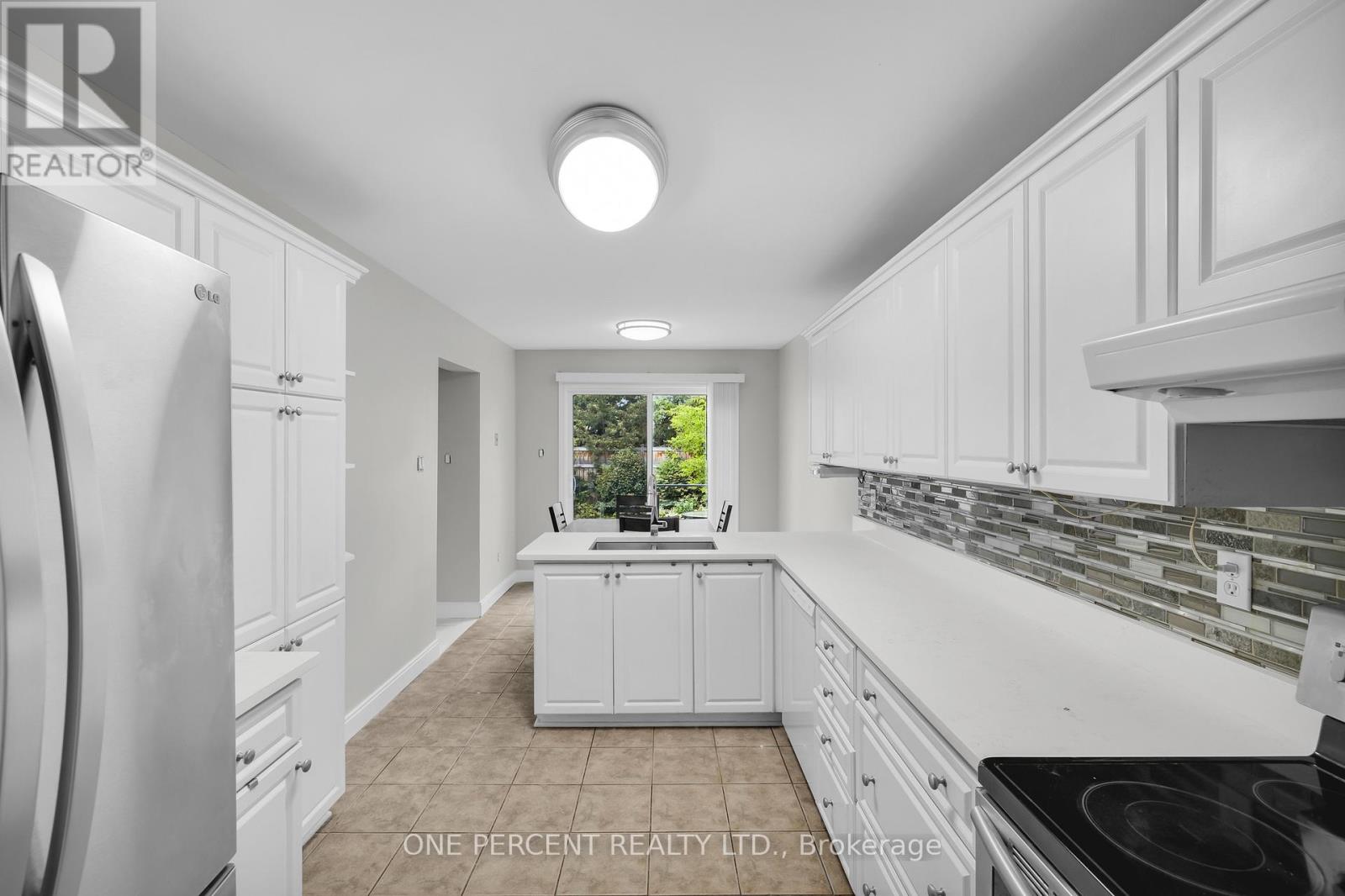 28 Chickasaw Crescent, Ottawa, Ontario  K2M 1M4 - Photo 8 - X12439832