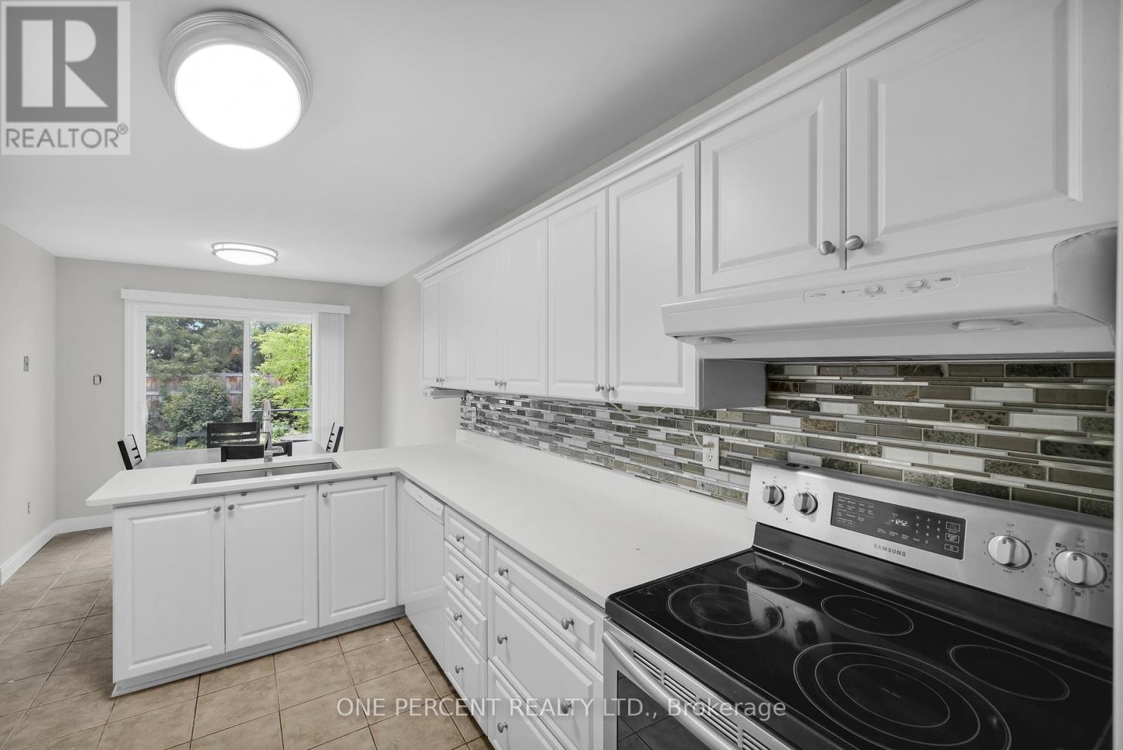 28 Chickasaw Crescent, Ottawa, Ontario  K2M 1M4 - Photo 9 - X12439832