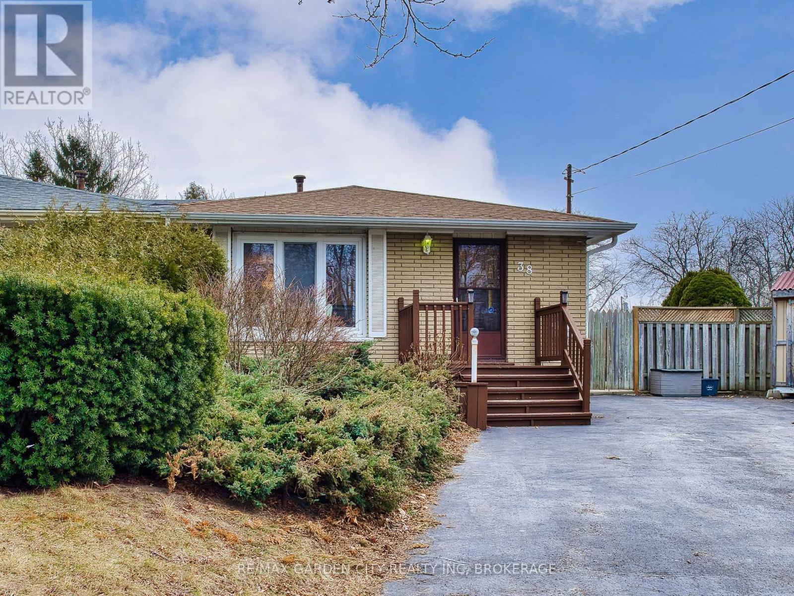 Main - 38 Cypress Street, St. Catharines (Lakeport), Ontario  L2N 4L9 - Photo 5 - X12439816