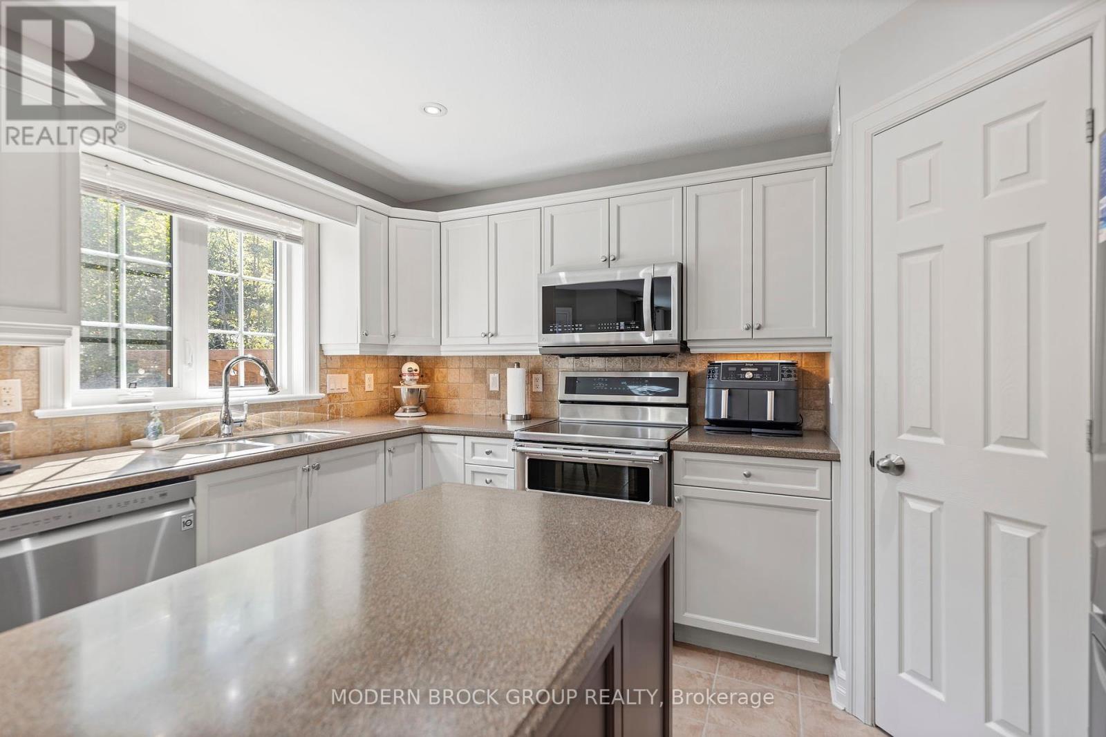 1021 Kingswood Street, Brockville, Ontario  K6V 7G1 - Photo 22 - X12439907