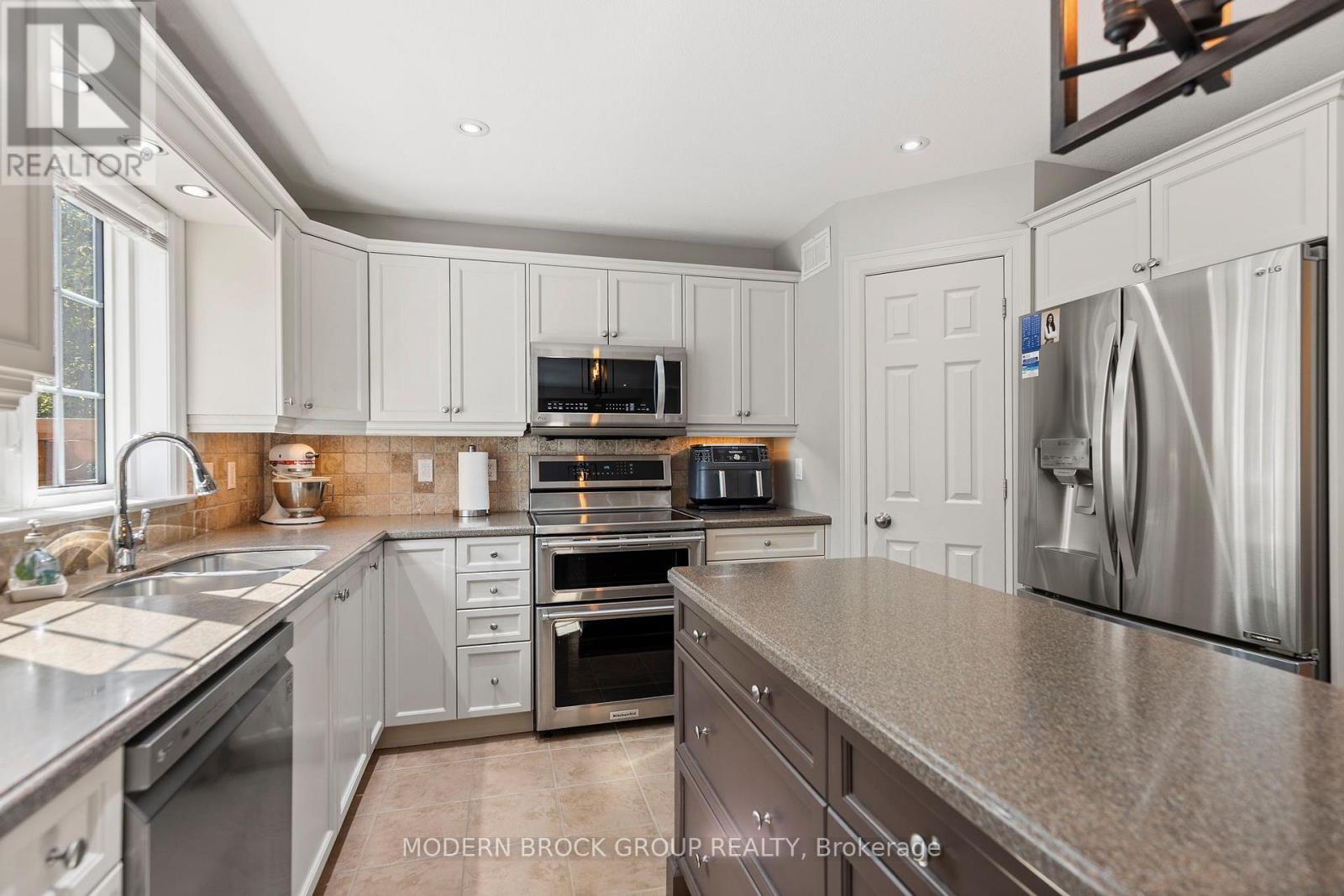 1021 Kingswood Street, Brockville, Ontario  K6V 7G1 - Photo 23 - X12439907