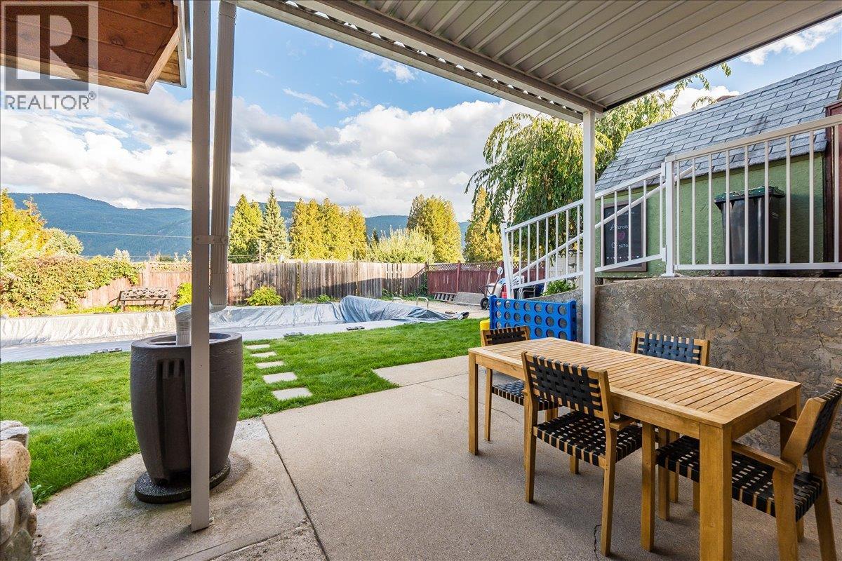 2621 10th Avenue, Castlegar, British Columbia  V1N 3A4 - Photo 7 - 10364547