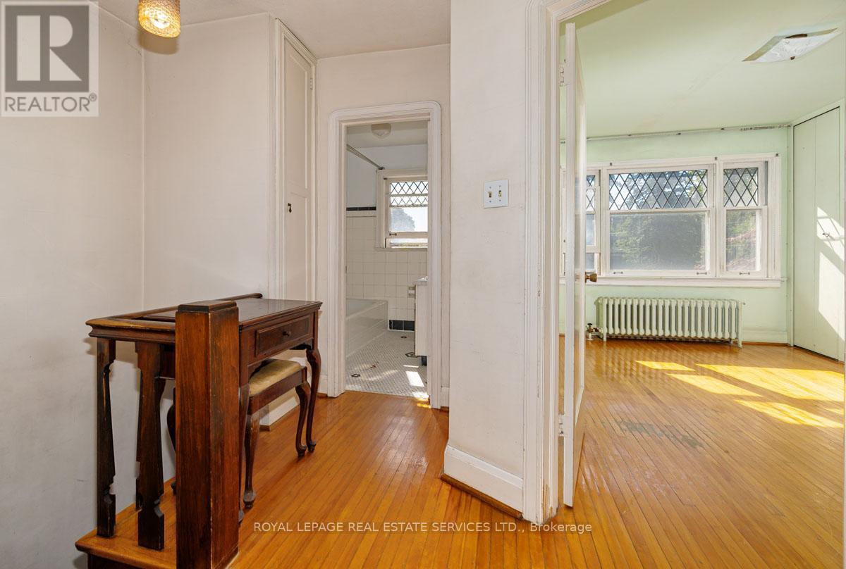 2 Parklea Drive, Toronto, Ontario  M4G 2J4 - Photo 17 - C12439723