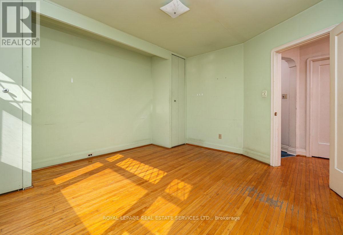 2 Parklea Drive, Toronto, Ontario  M4G 2J4 - Photo 19 - C12439723