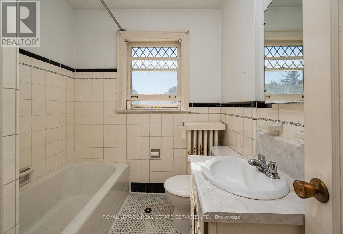 2 Parklea Drive, Toronto, Ontario  M4G 2J4 - Photo 25 - C12439723