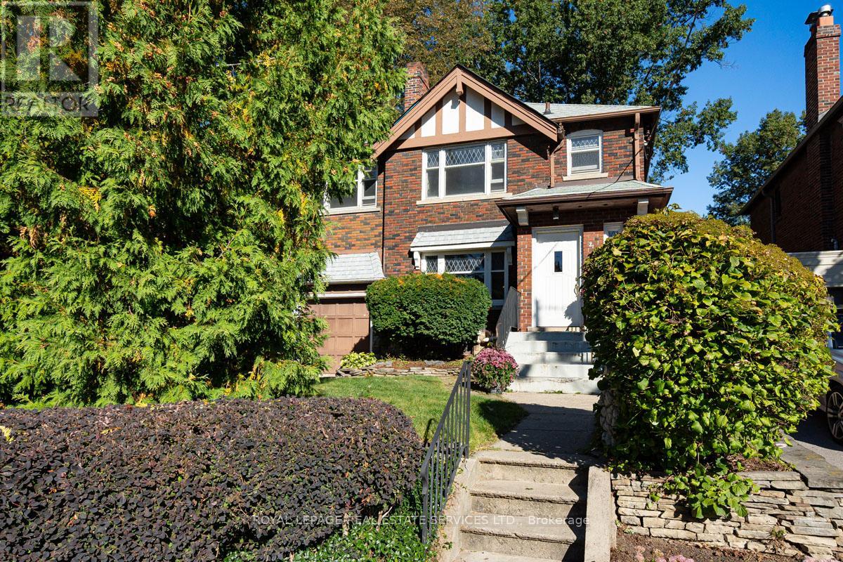 2 Parklea Drive, Toronto, Ontario  M4G 2J4 - Photo 4 - C12439723