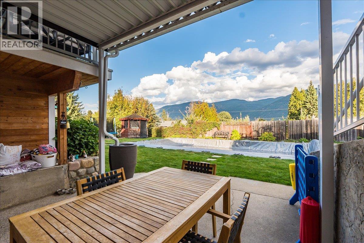 2621 10th Avenue, Castlegar, British Columbia  V1N 3A4 - Photo 11 - 10364547