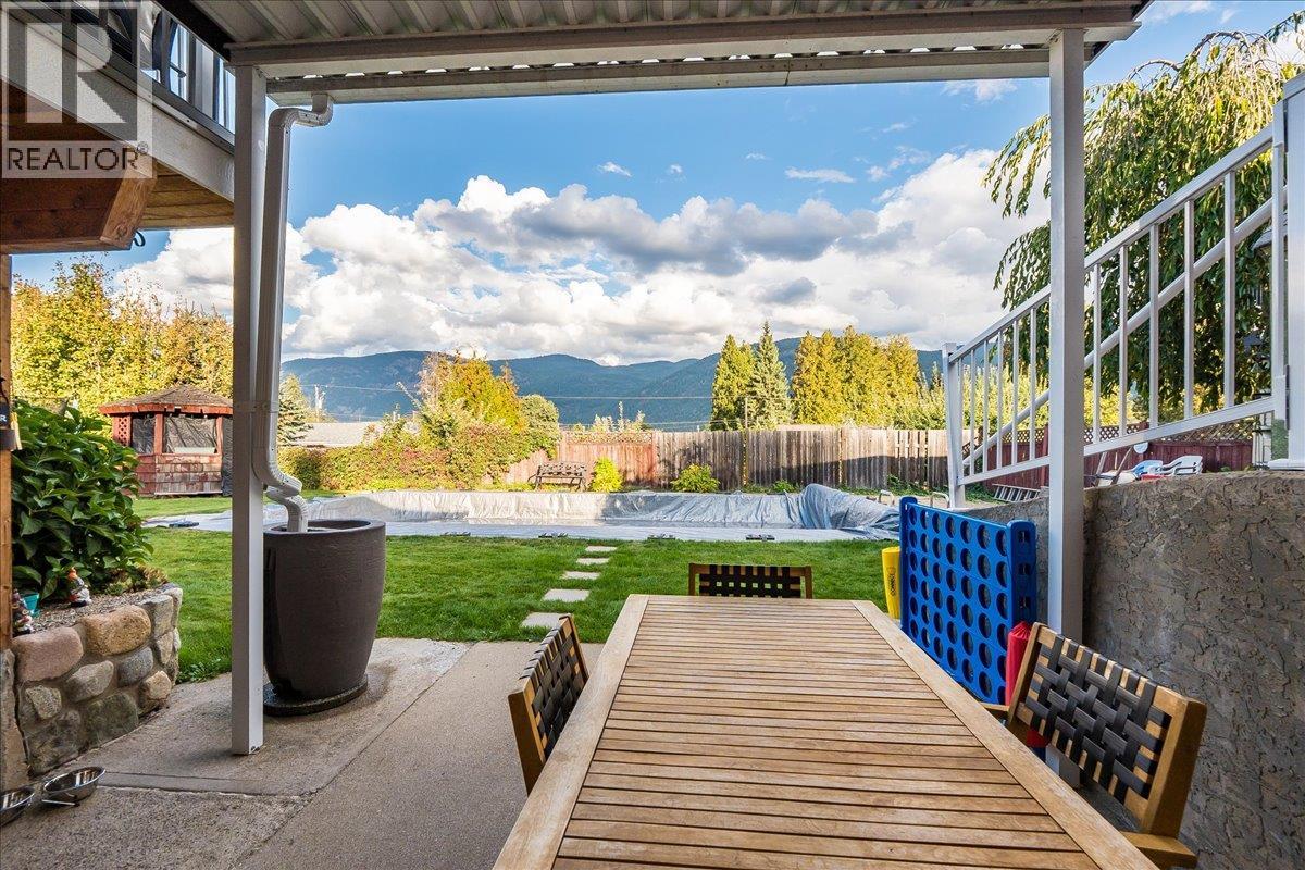 2621 10th Avenue, Castlegar, British Columbia  V1N 3A4 - Photo 8 - 10364547
