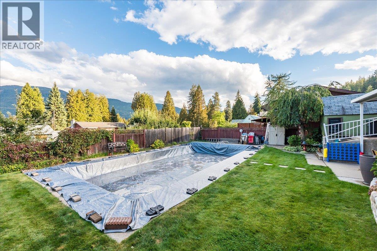 2621 10th Avenue, Castlegar, British Columbia  V1N 3A4 - Photo 5 - 10364547