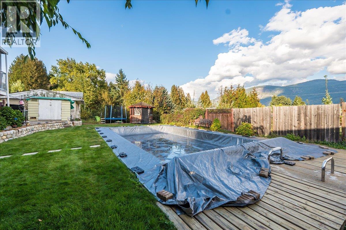 2621 10th Avenue, Castlegar, British Columbia  V1N 3A4 - Photo 6 - 10364547