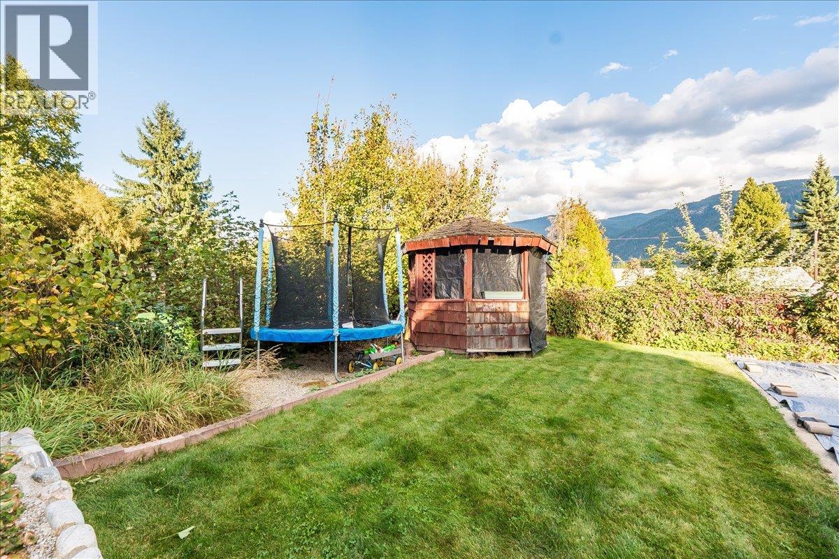 2621 10th Avenue, Castlegar, British Columbia  V1N 3A4 - Photo 9 - 10364547