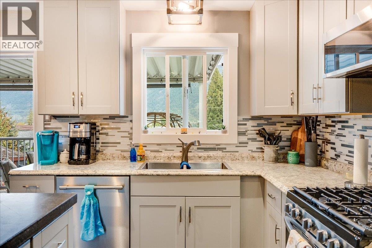 2621 10th Avenue, Castlegar, British Columbia  V1N 3A4 - Photo 18 - 10364547