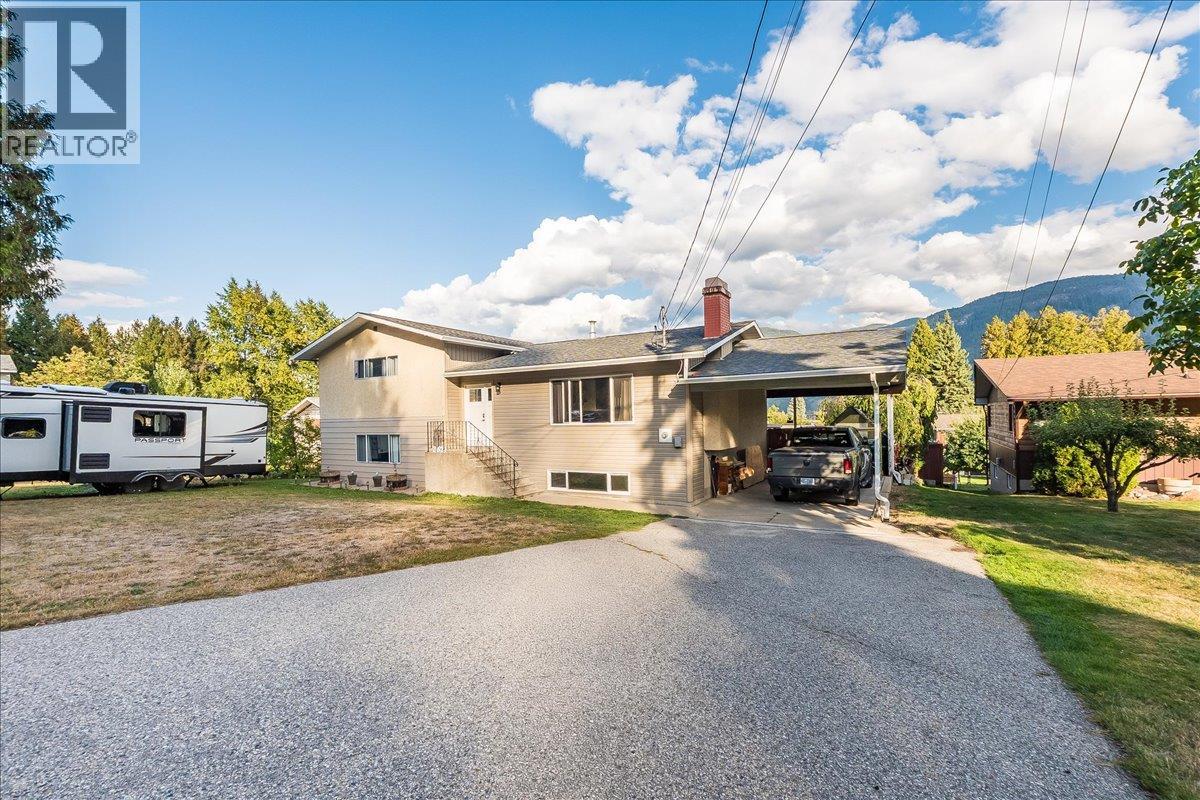 2621 10th Avenue, Castlegar, British Columbia  V1N 3A4 - Photo 1 - 10364547