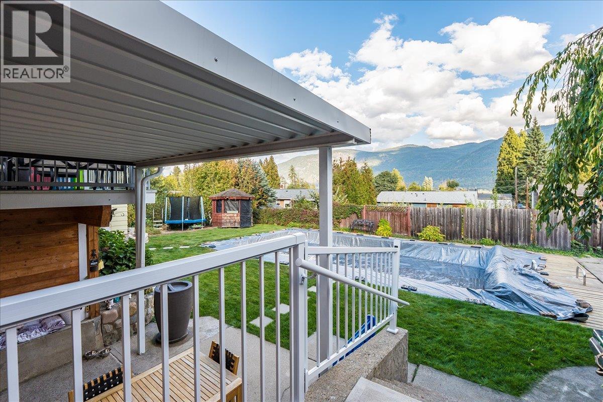 2621 10th Avenue, Castlegar, British Columbia  V1N 3A4 - Photo 3 - 10364547