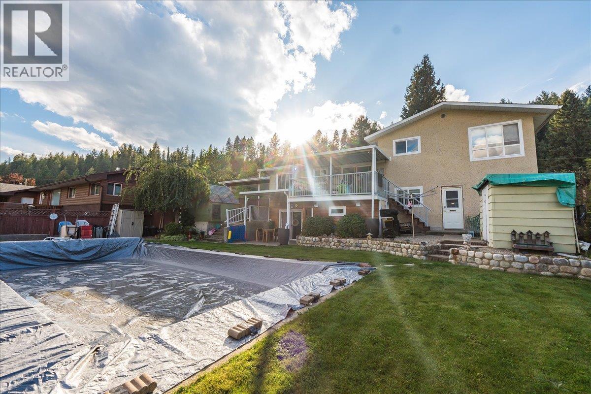 2621 10th Avenue, Castlegar, British Columbia  V1N 3A4 - Photo 4 - 10364547